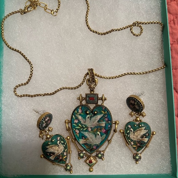 Gold-Tone Teal Heart Pendant Necklace with Dove Motif, elegant and gorgeous - Picture 3 of 3